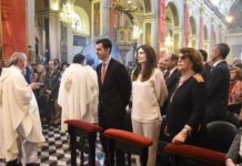 Se cuelgan de los patronos: Desfile de funcionarios en el triduo