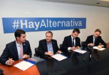 Cuatro hombres hablan sobre paridad