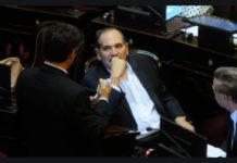 Alperovich dice ser víctima y se tomó licencia