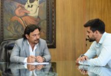 Reunión con cánticos de cancha