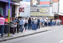Colas interminables: La realidad que se impone al confinamiento