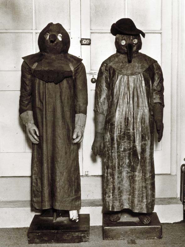 Máscara usada por médicos contra la peste Negra, actualmente se exhibe en  el Museo Alemán de Historia Médica de Ingolstadt. : r/bizarradas
