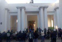 Con ollas populares, recrudece el reclamo de trabajadores del cementerio