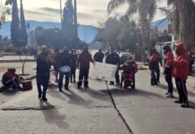 Trabajadores de la minera Mandsfield reclaman afuera de las oficinas