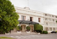 Un ex gerente del Hotel Termas, hasta las manos