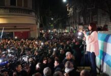 Un juez ordenó que cesen los operativos policiales en el domicilio de CFK