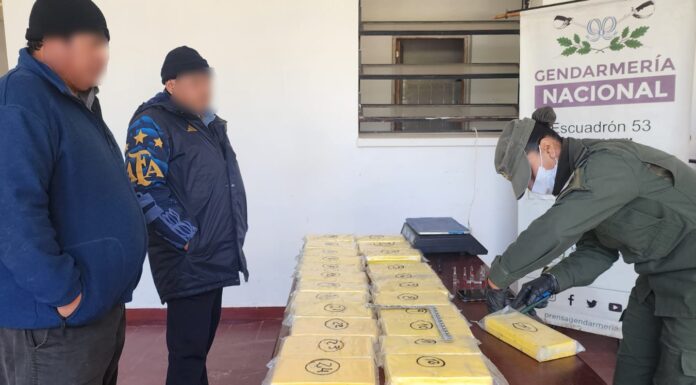 Transportaban 25 kilos de cocaína dentro del tanque de combustible