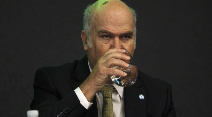 Lo echaron, lo indemnizaron por $110 millones y al día lo recontrataron